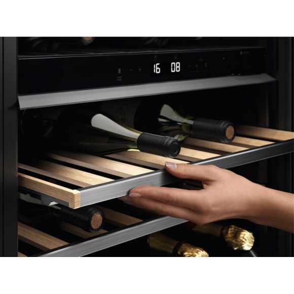Винный шкаф Electrolux EWUD040B8B