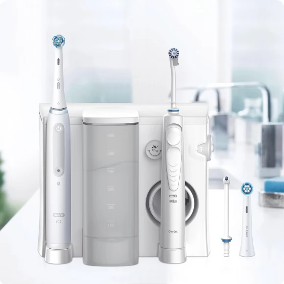 Зубной центр Oral-B Ирригатор OxyJet + Электрическая зубная щетка iO 4 OCiOG4.540.4