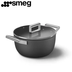 Кастрюля SMEG CKFC2411BLM с двумя ручками и крышкой 24 см, чёрная